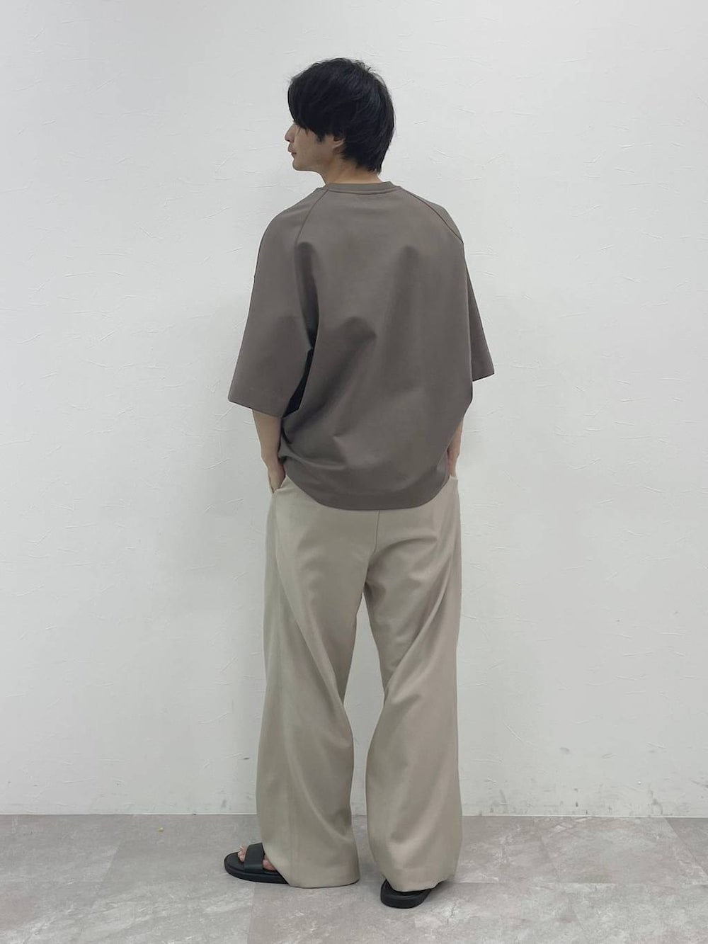 ブラウン系のTシャツ/カットソーを着用したメンズの夏コーディネートの2枚目の写真