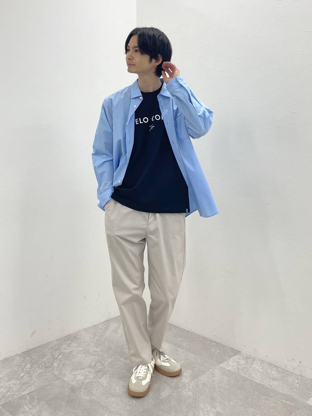 ベージュ系のスニーカー、ブルー系のシャツ/ブラウス、ホワイト系のその他パンツを着用したメンズの春コーディネートの5枚目の写真