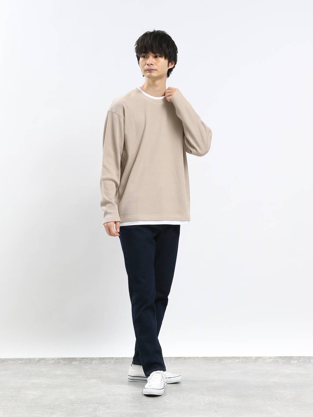 ブルー系のデニムパンツ、ベージュ系のTシャツ/カットソーを着用したメンズの春コーディネートの2枚目の写真