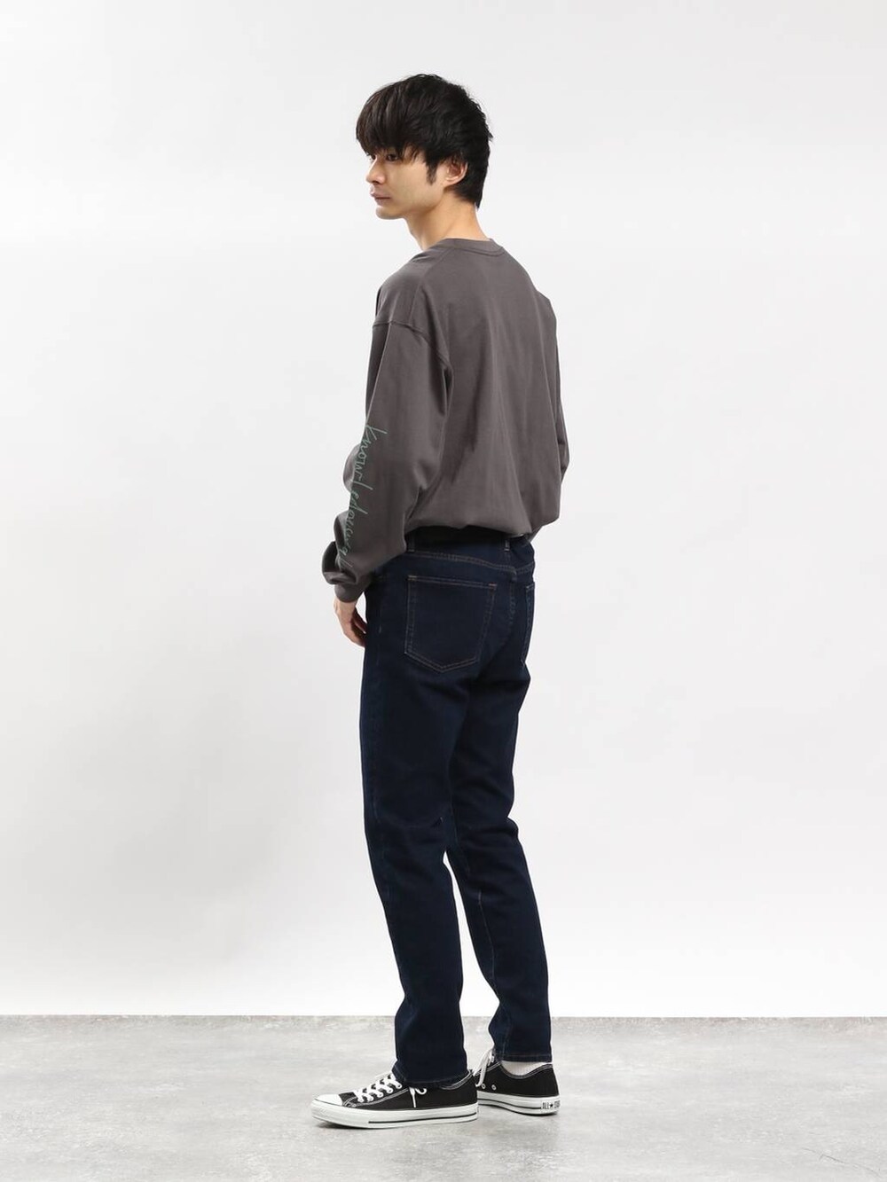 ブルー系のデニムパンツ、グレー系のTシャツ/カットソーを着用したメンズの冬コーディネートの3枚目の写真