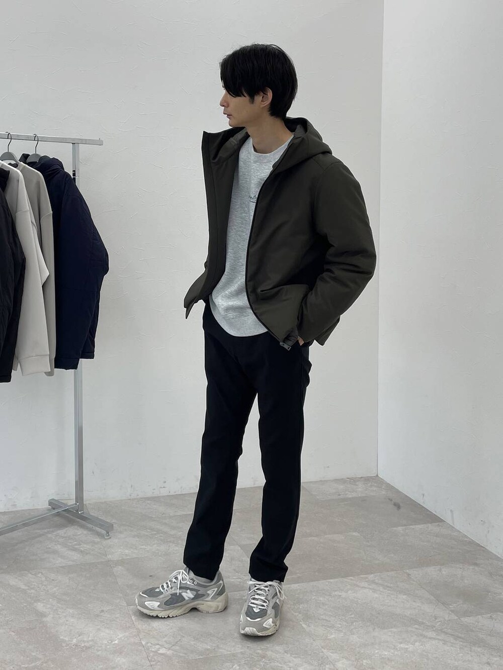 グリーン系のブルゾン、グレー系のスウェット、ブラック系のその他パンツを着用したメンズの冬コーディネートの2枚目の写真