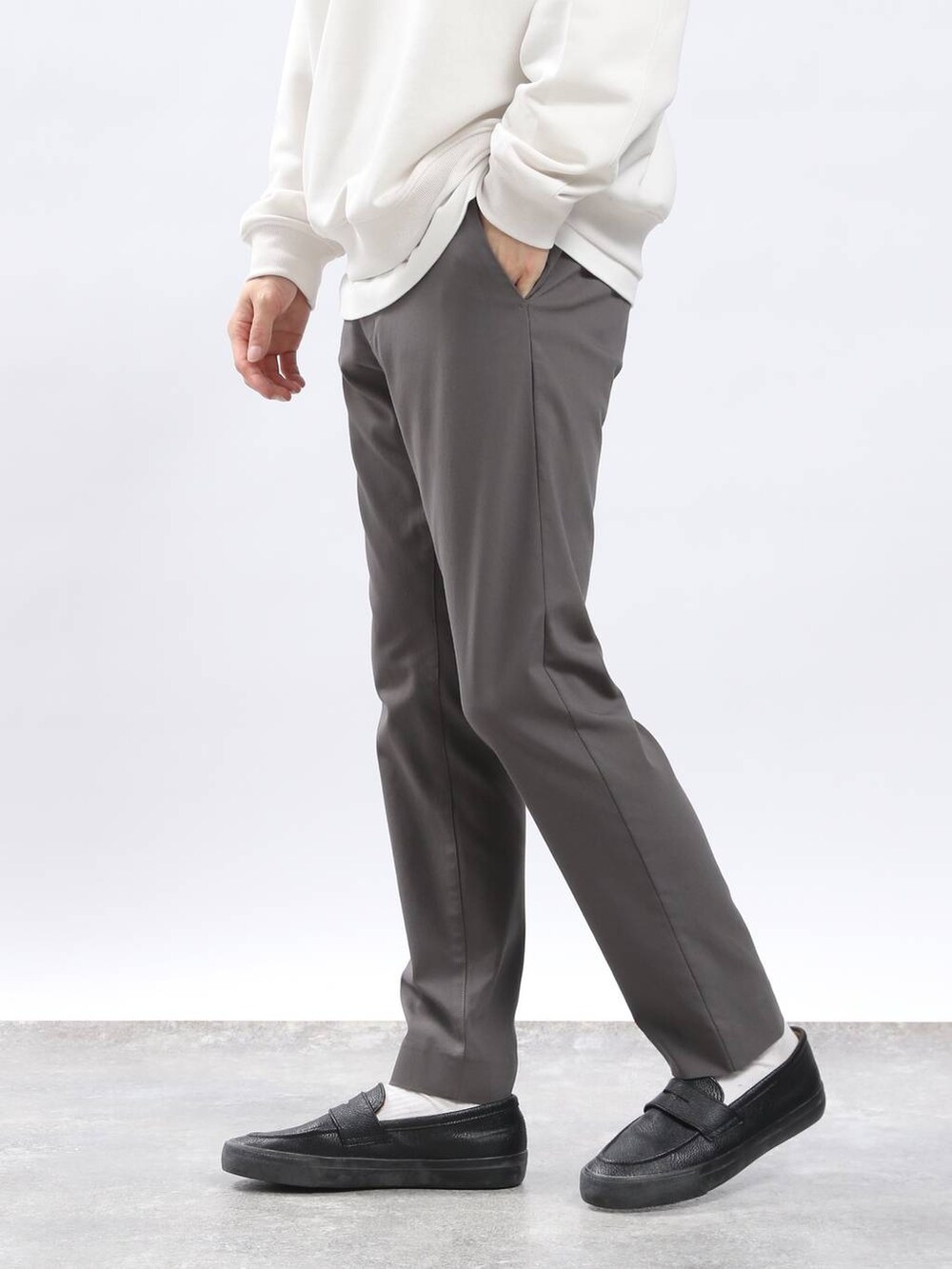 グレー系のその他パンツ、ホワイト系のTシャツ/カットソー、グレー系のショルダーバッグを着用したメンズの春コーディネートの4枚目の写真