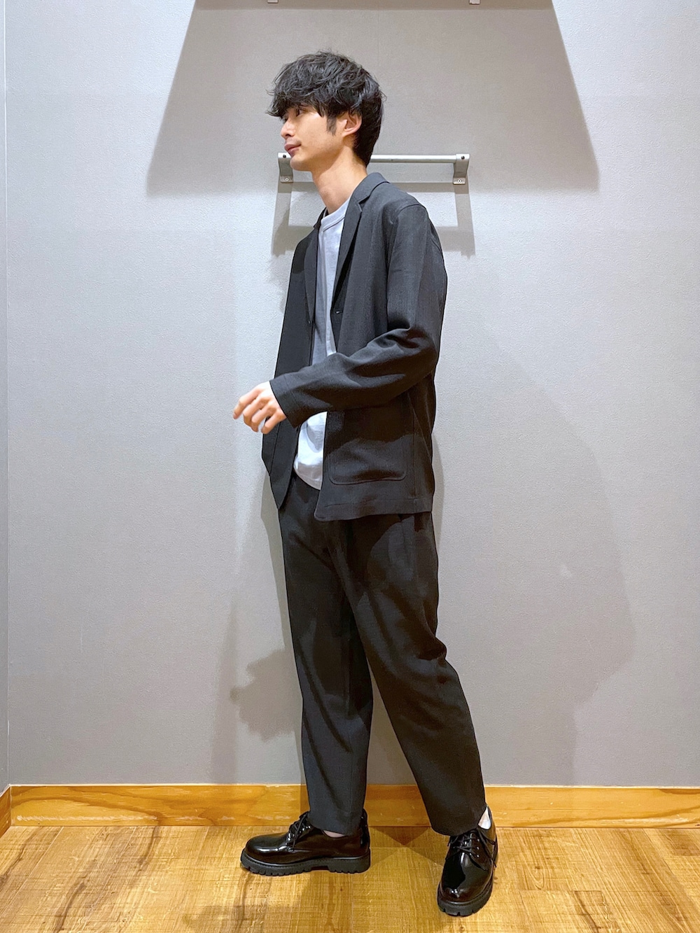 その他のスラックス、その他のテーラードジャケット、ブルー系のTシャツ/カットソーを着用したメンズの春コーディネートの2枚目の写真