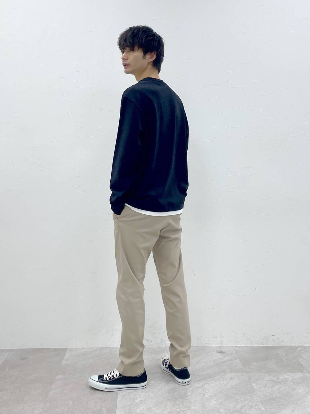 ベージュ系のその他パンツ、ブルー系のTシャツ/カットソーを着用したメンズの春コーディネートの2枚目の写真