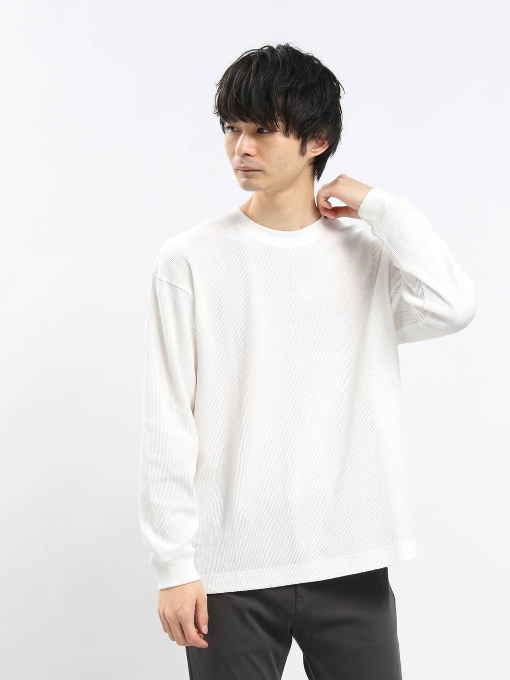 グレー系のその他パンツ、ブルー系のシャツ/ブラウス、ベージュ系のTシャツ/カットソーを着用したメンズの春コーディネートの5枚目の写真