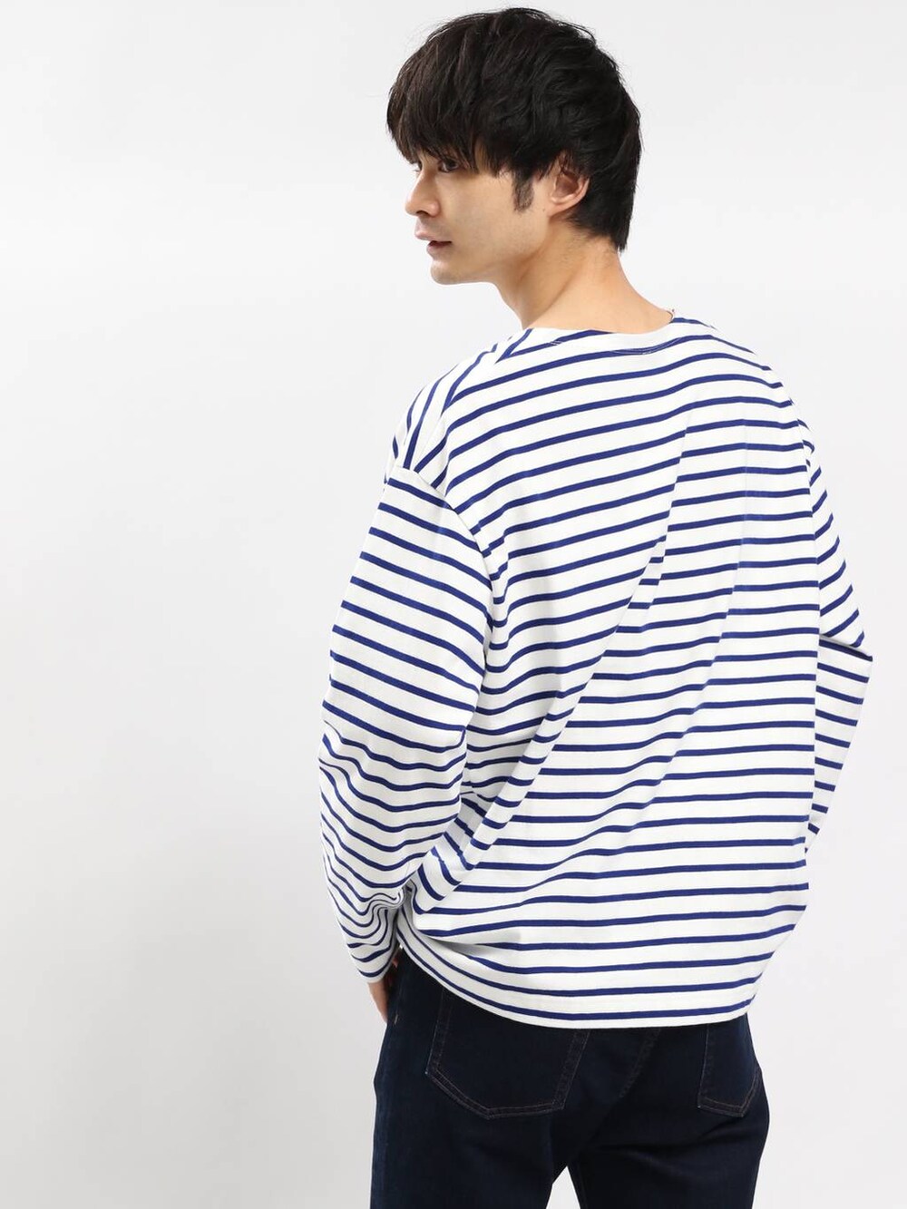 ブルー系のデニムパンツ、ブルー系のパーカー、ブルー系のTシャツ/カットソーを着用したメンズの冬コーディネートの8枚目の写真