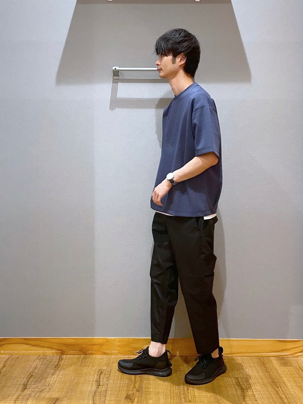 ブルー系のTシャツ/カットソー、ベージュ系のTシャツ/カットソー、ブラック系のスニーカーを着用したメンズの春コーディネートの2枚目の写真