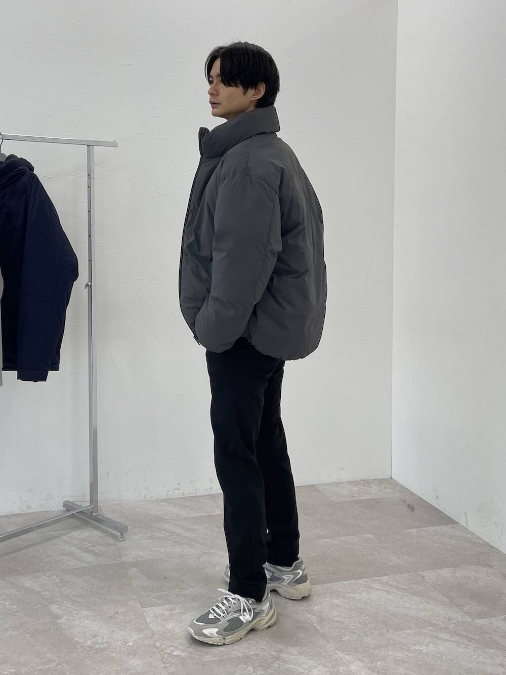 グレー系のブルゾン、グリーン系のスウェット、ブラック系のその他パンツを着用したメンズの冬コーディネートの3枚目の写真