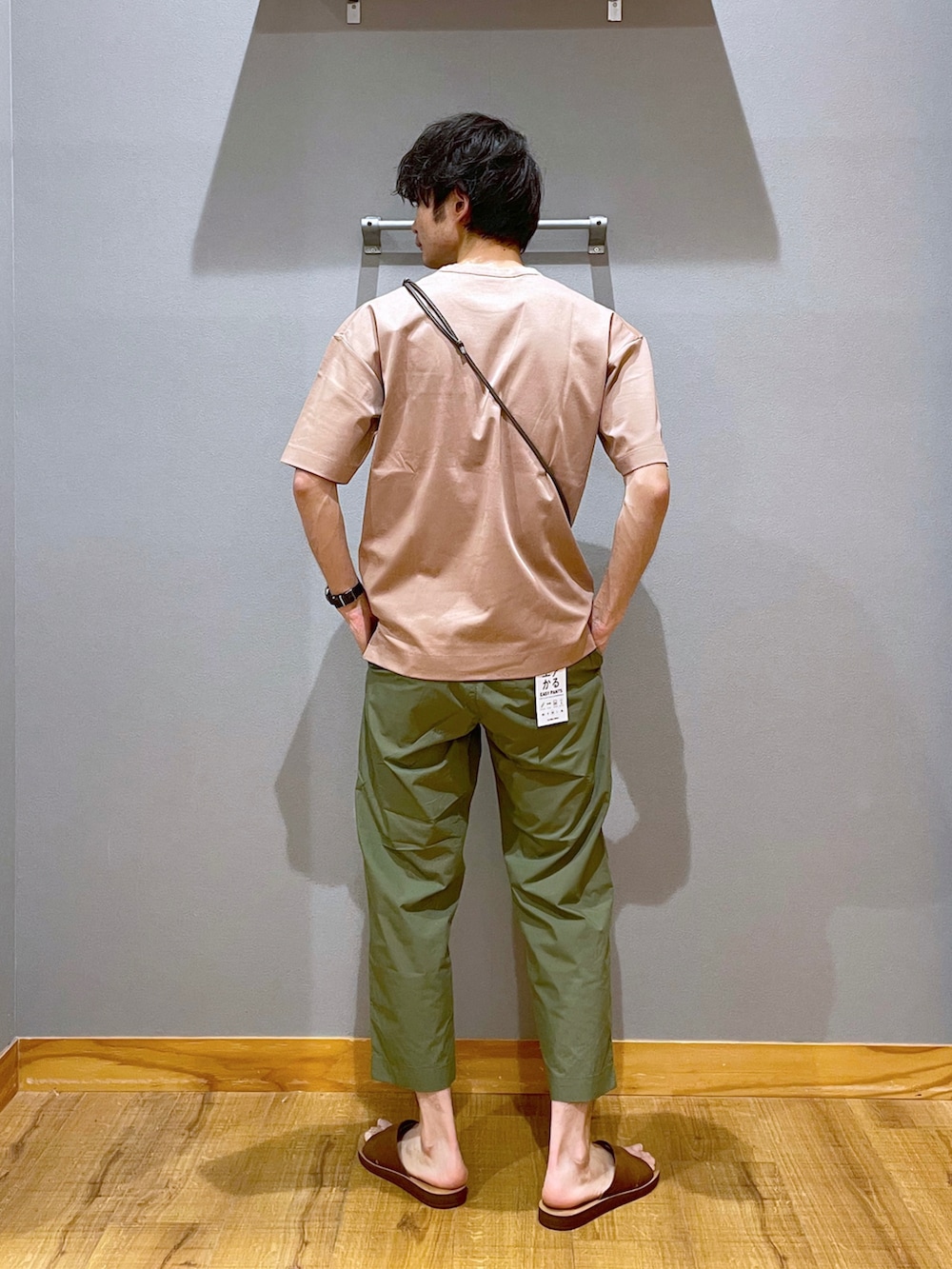 グリーン系のその他パンツ、ブラウン系のサンダル、グレー系のショルダーバッグを着用したメンズの夏コーディネートの3枚目の写真