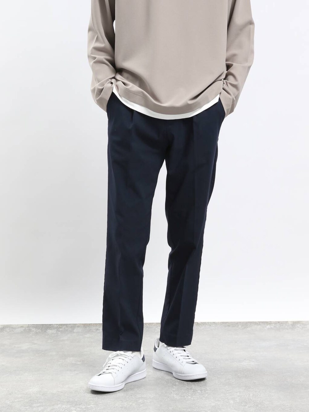 ベージュ系のTシャツ/カットソー、ブルー系のその他パンツ、ブルー系のブルゾンを着用したメンズの春コーディネートの4枚目の写真