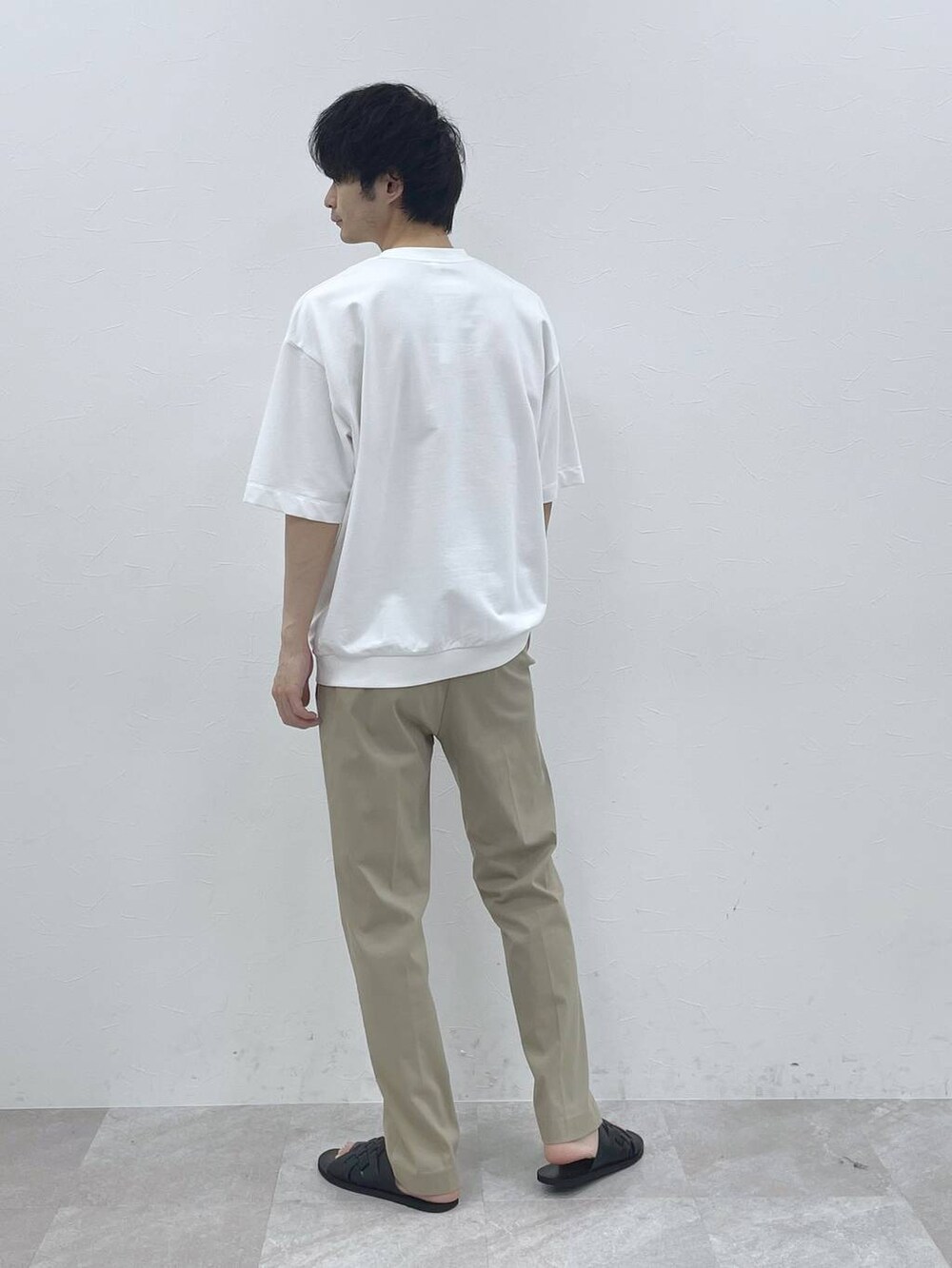 ベージュ系のその他パンツ、ホワイト系のTシャツ/カットソーを着用したメンズの春コーディネートの2枚目の写真