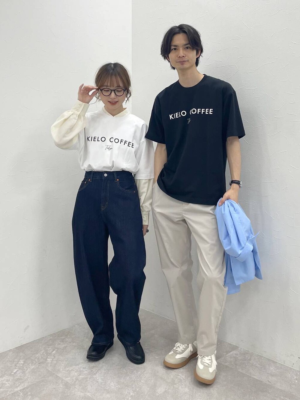 ベージュ系のスニーカー、ブルー系のシャツ/ブラウス、ホワイト系のその他パンツを着用したメンズの春コーディネートの3枚目の写真