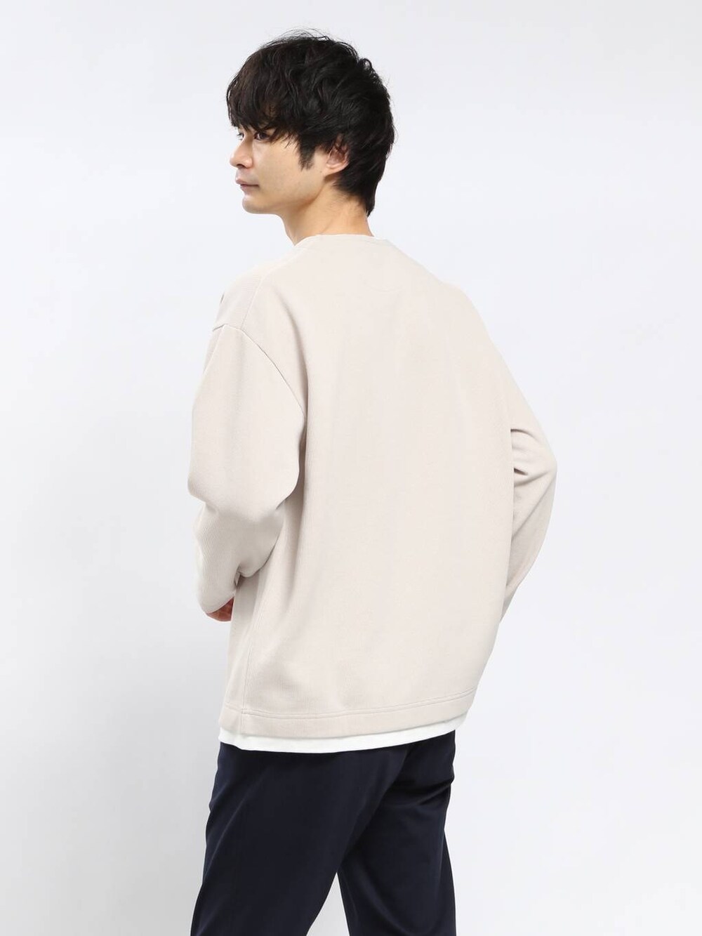 ブルー系のその他パンツ、ブラック系のショルダーバッグ、ベージュ系のTシャツ/カットソーを着用したメンズの春コーディネートの6枚目の写真