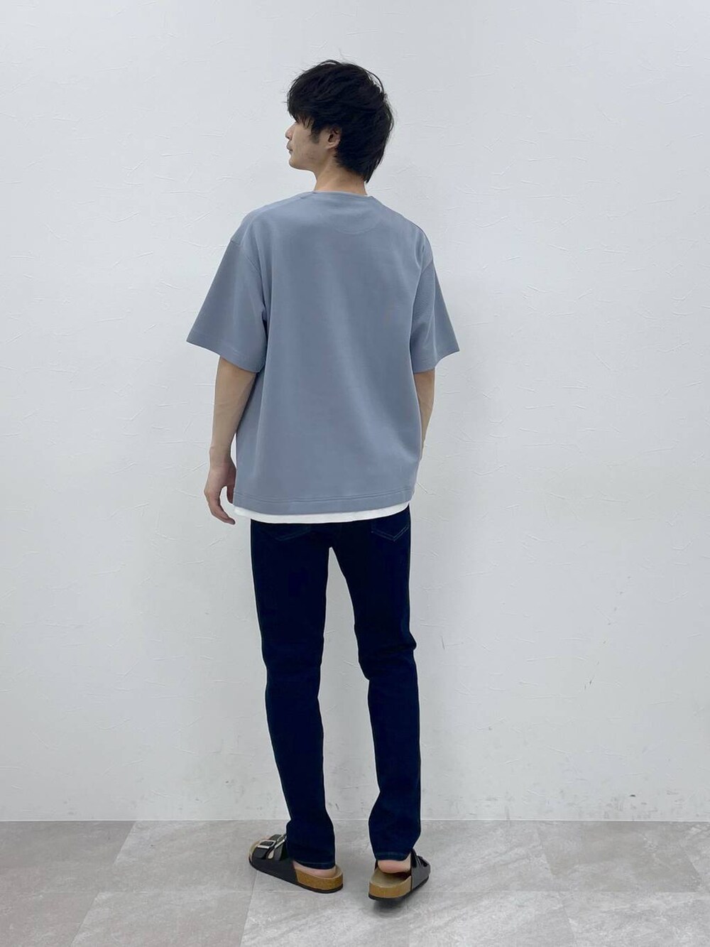 ブルー系のその他パンツ、ブルー系のTシャツ/カットソーを着用したメンズの春コーディネートの2枚目の写真