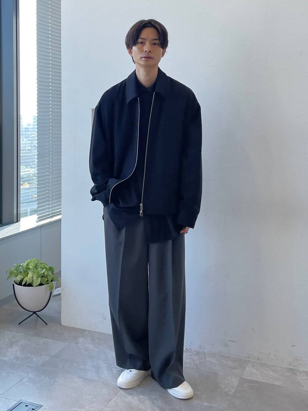 グレー系のスラックス、ブラック系のシャツ/ブラウス、ブラック系のブルゾンを着用したメンズの冬コーディネートの2枚目の写真