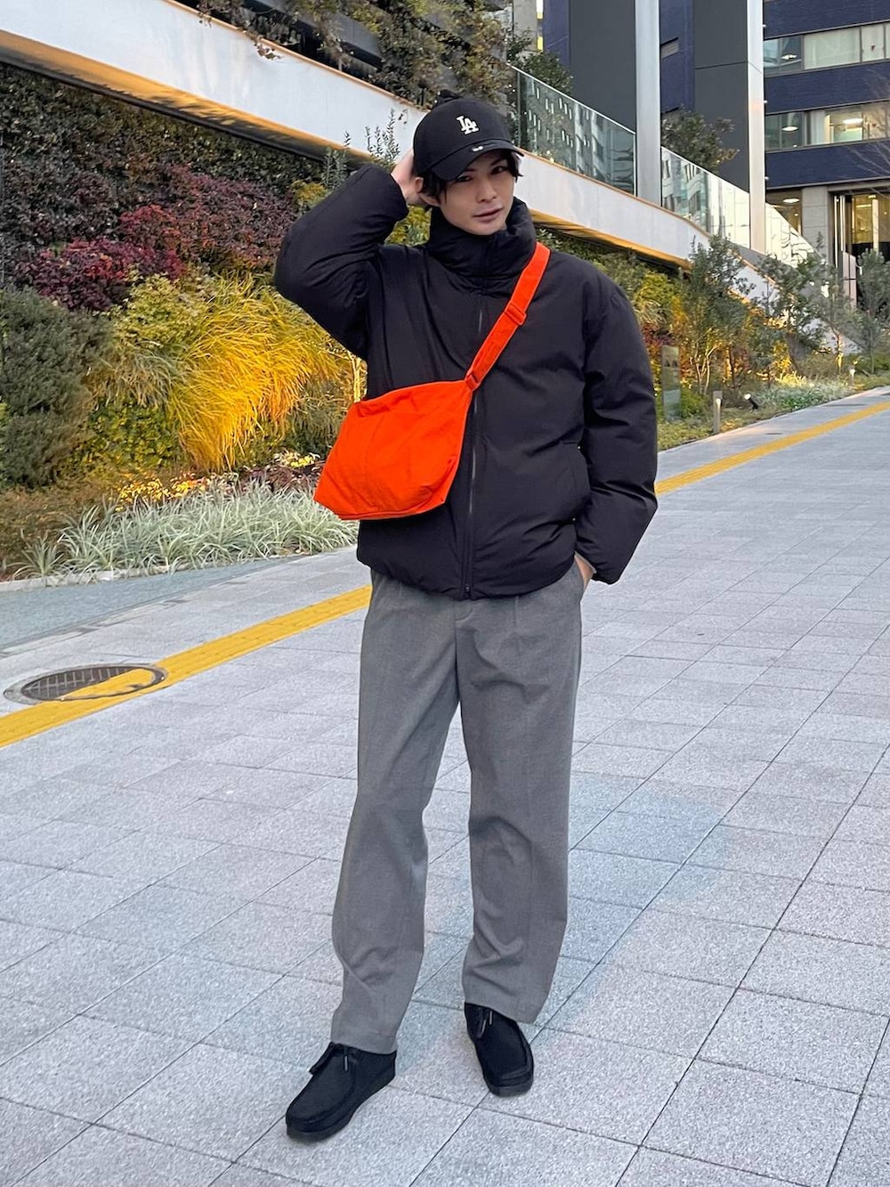 グレー系のその他パンツ、グレー系のスウェット、ブラック系のブルゾンを着用したメンズの冬コーディネートの4枚目の写真