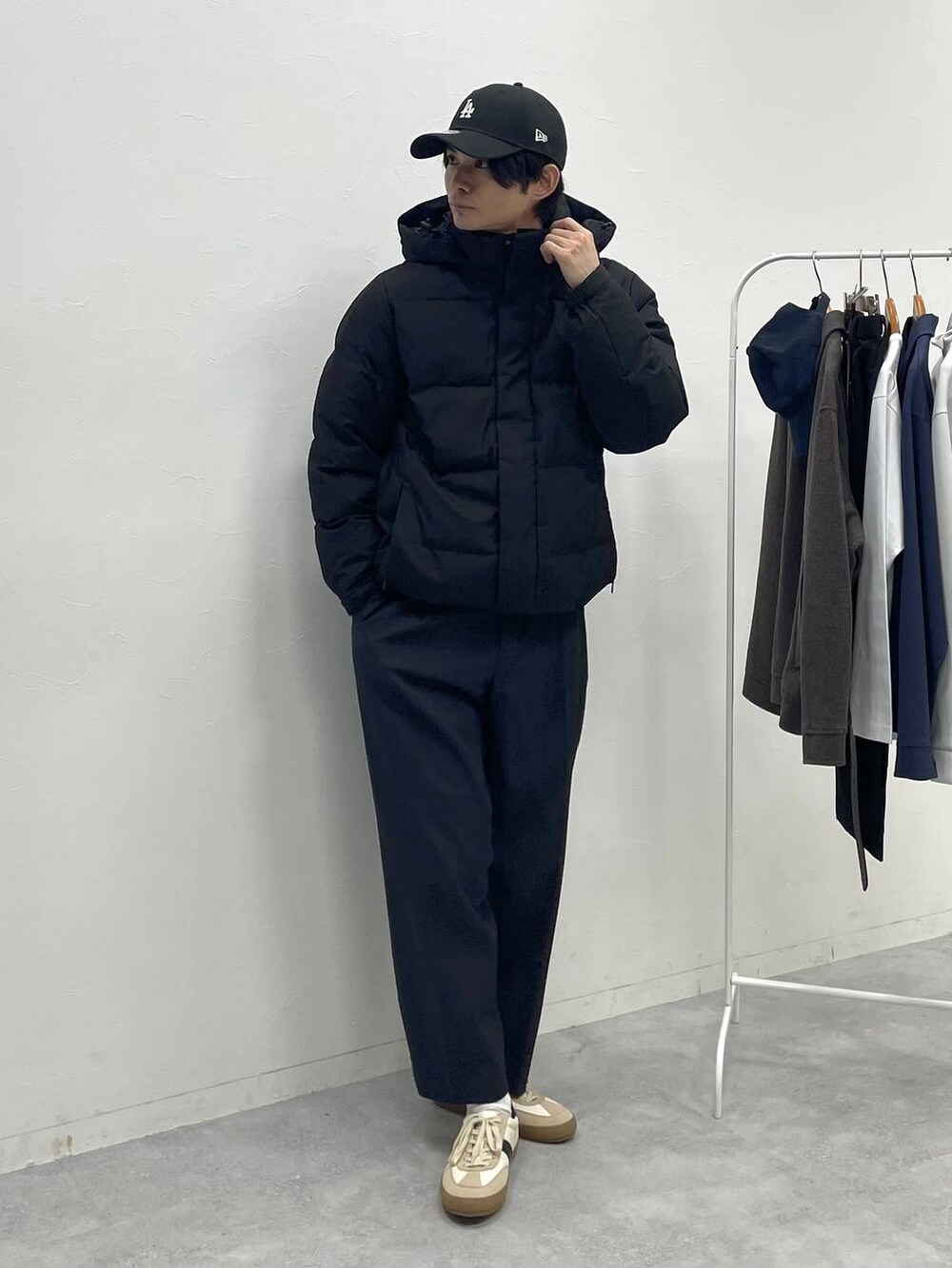 ブラック系のダウンジャケット/コート、ブルー系のデニムパンツ、ブラック系のシャツ/ブラウスを着用したメンズの冬コーディネートの4枚目の写真