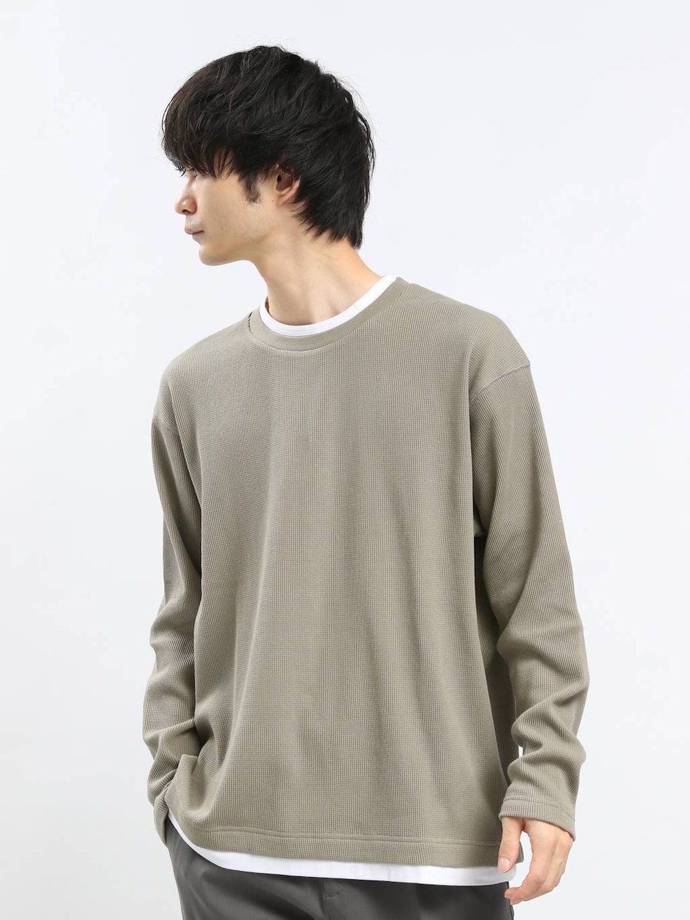 ブラック系のMA-1、グリーン系のTシャツ/カットソー、グレー系のその他パンツを着用したメンズの春コーディネートの6枚目の写真