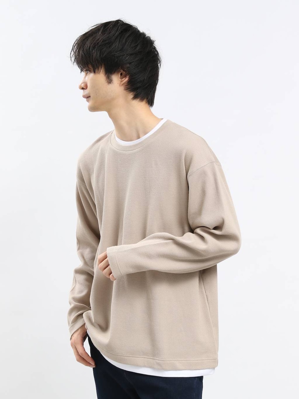 ブルー系のデニムパンツ、ベージュ系のTシャツ/カットソーを着用したメンズの春コーディネートの5枚目の写真