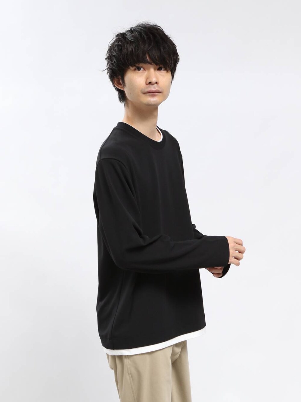 ブラック系のショルダーバッグ、ベージュ系のその他パンツ、ブラック系のTシャツ/カットソーを着用したメンズの春コーディネートの4枚目の写真
