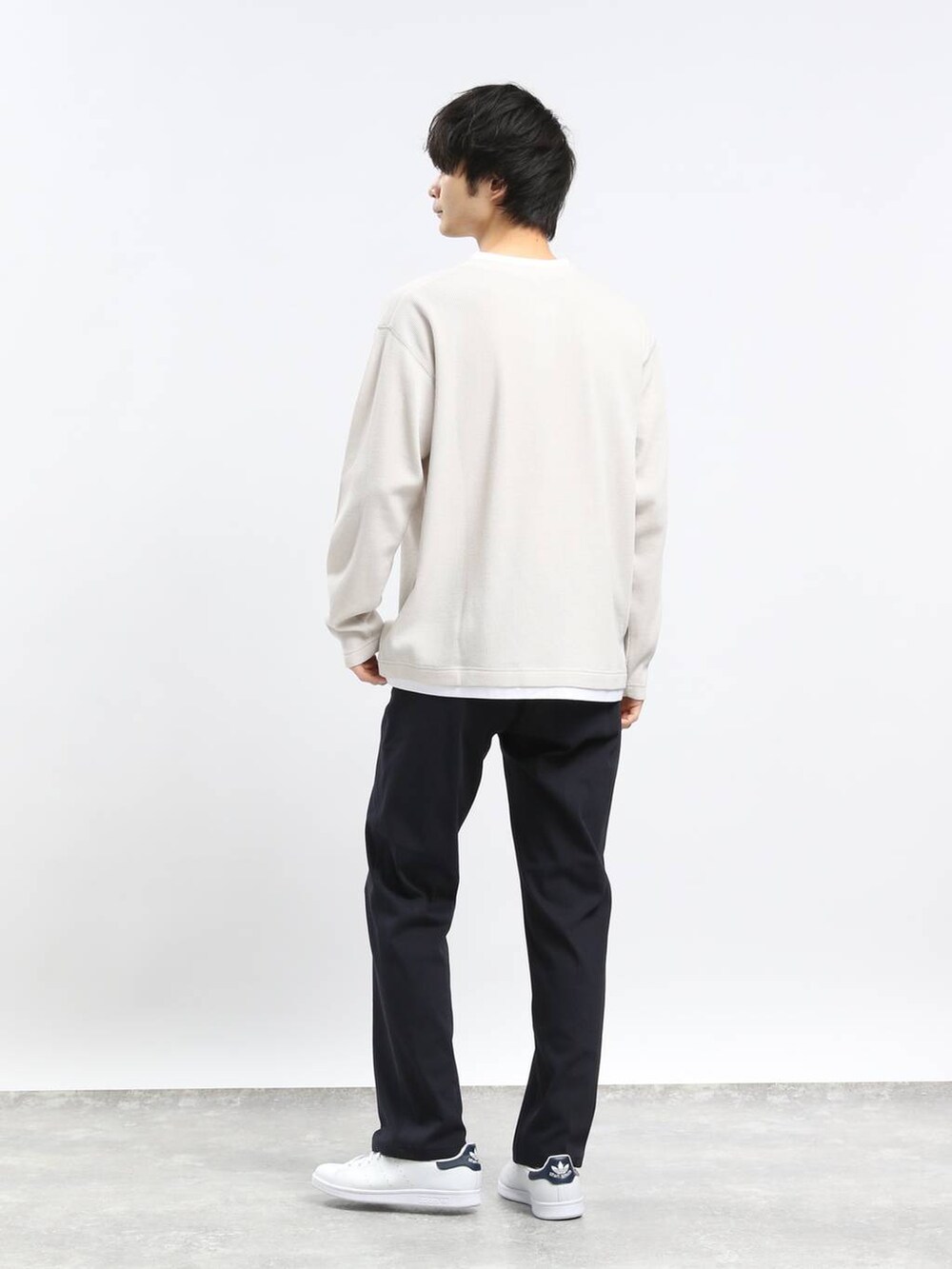 ブラック系のその他パンツ、ホワイト系のTシャツ/カットソーを着用したメンズの春コーディネートの2枚目の写真
