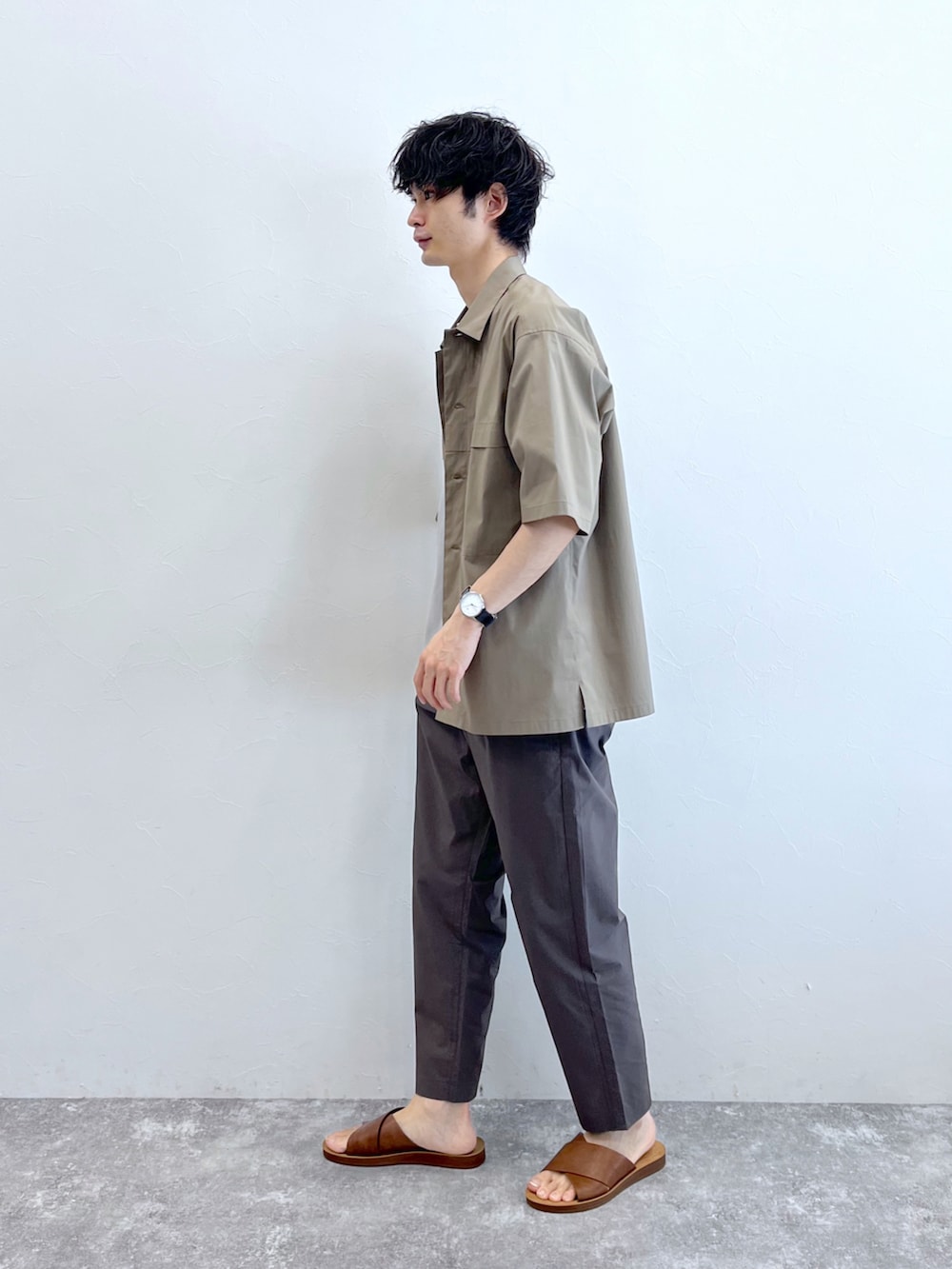 ブラウン系のその他パンツ、ブラウン系のサンダル、ホワイト系のTシャツ/カットソーを着用したメンズの夏コーディネートの2枚目の写真