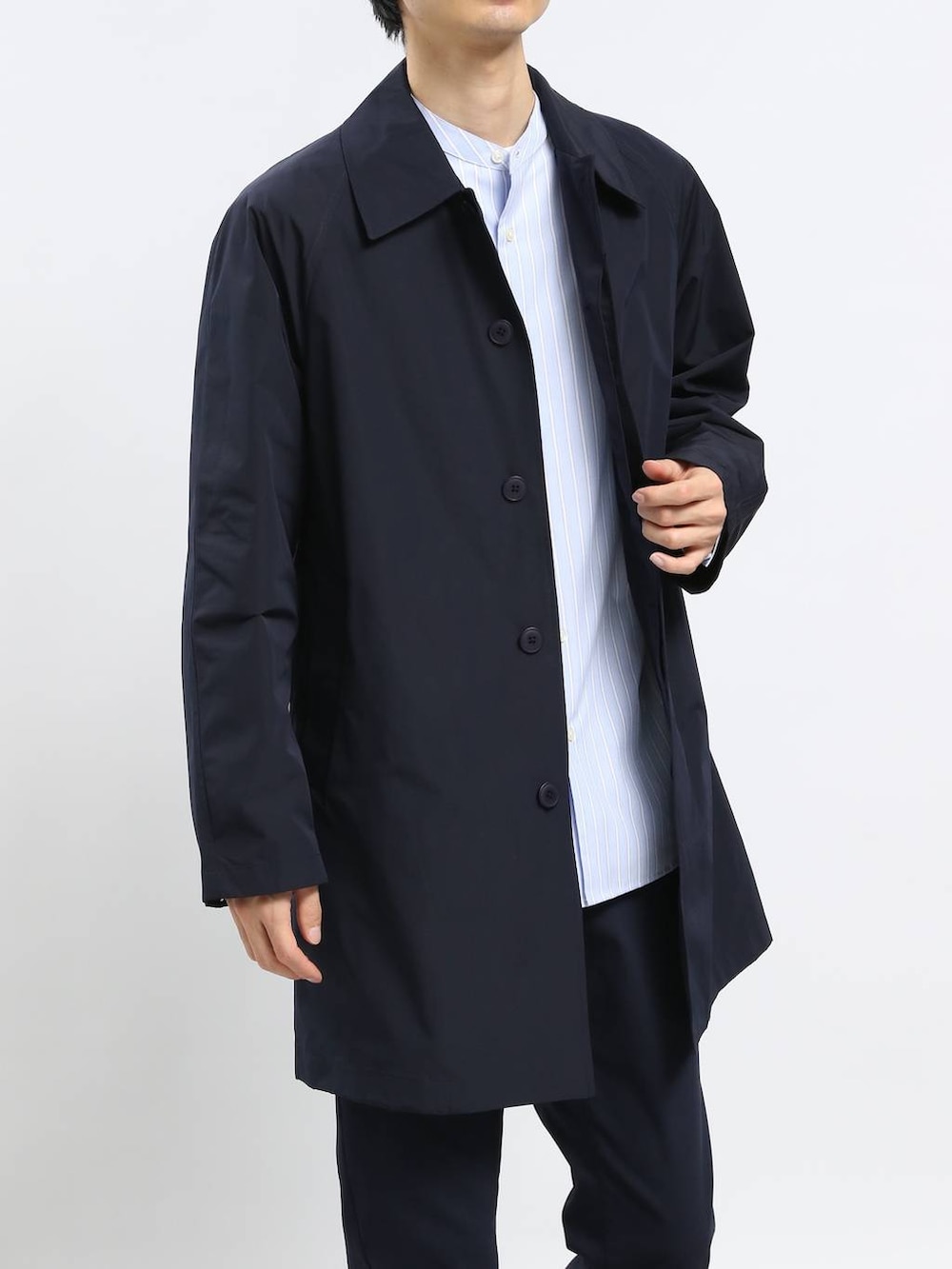 ブルー系のその他パンツ、ブルー系のステンカラーコート、ブルー系のシャツ/ブラウスを着用したメンズの冬コーディネートの5枚目の写真