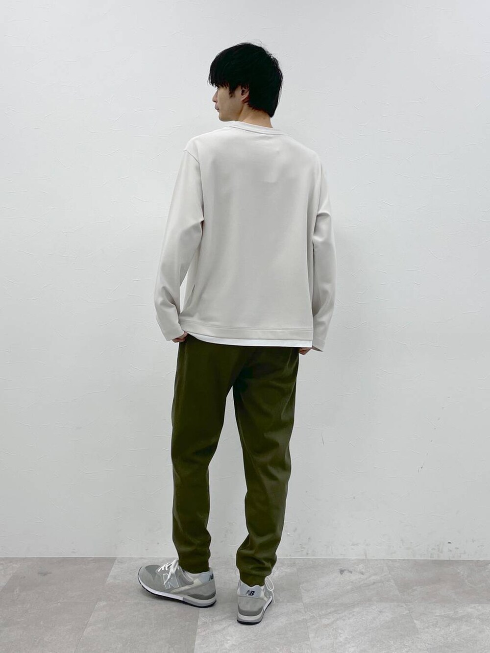 グリーン系のその他パンツ、ホワイト系のTシャツ/カットソーを着用したメンズの春コーディネートの2枚目の写真