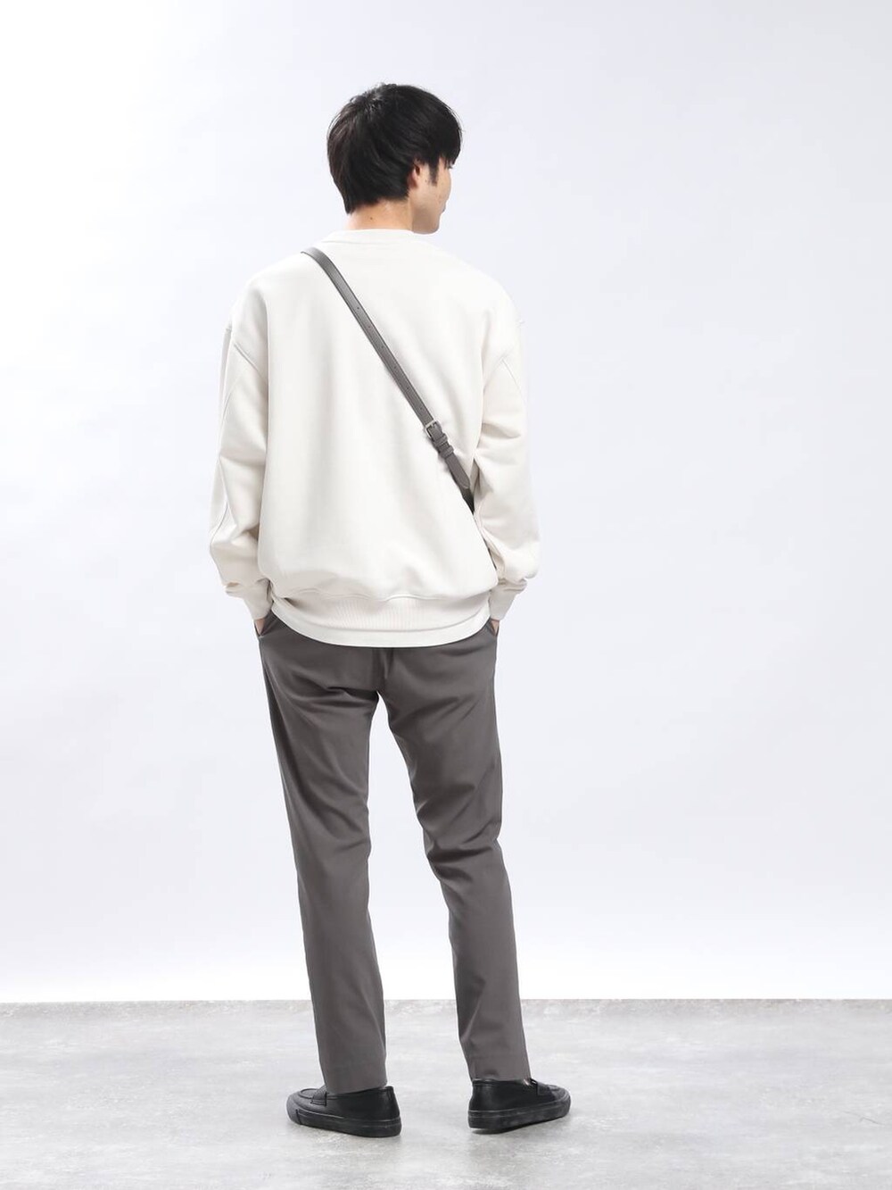 グレー系のその他パンツ、ホワイト系のTシャツ/カットソー、グレー系のショルダーバッグを着用したメンズの春コーディネートの3枚目の写真