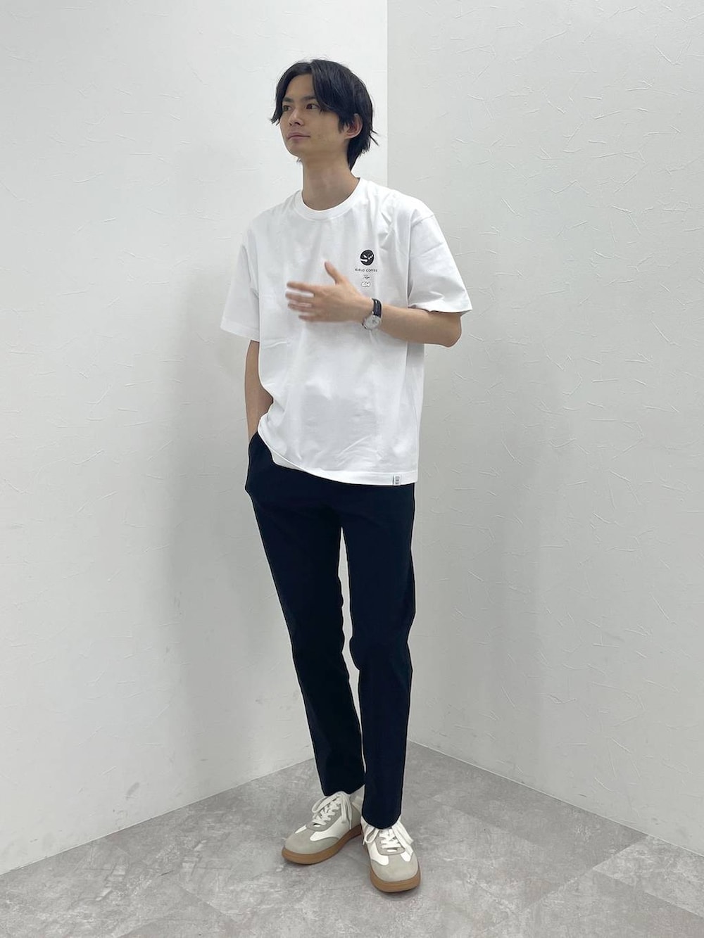 ベージュ系のスニーカー、ブラック系のその他パンツ、ブラウン系のTシャツ/カットソーを着用したメンズの春コーディネートの3枚目の写真