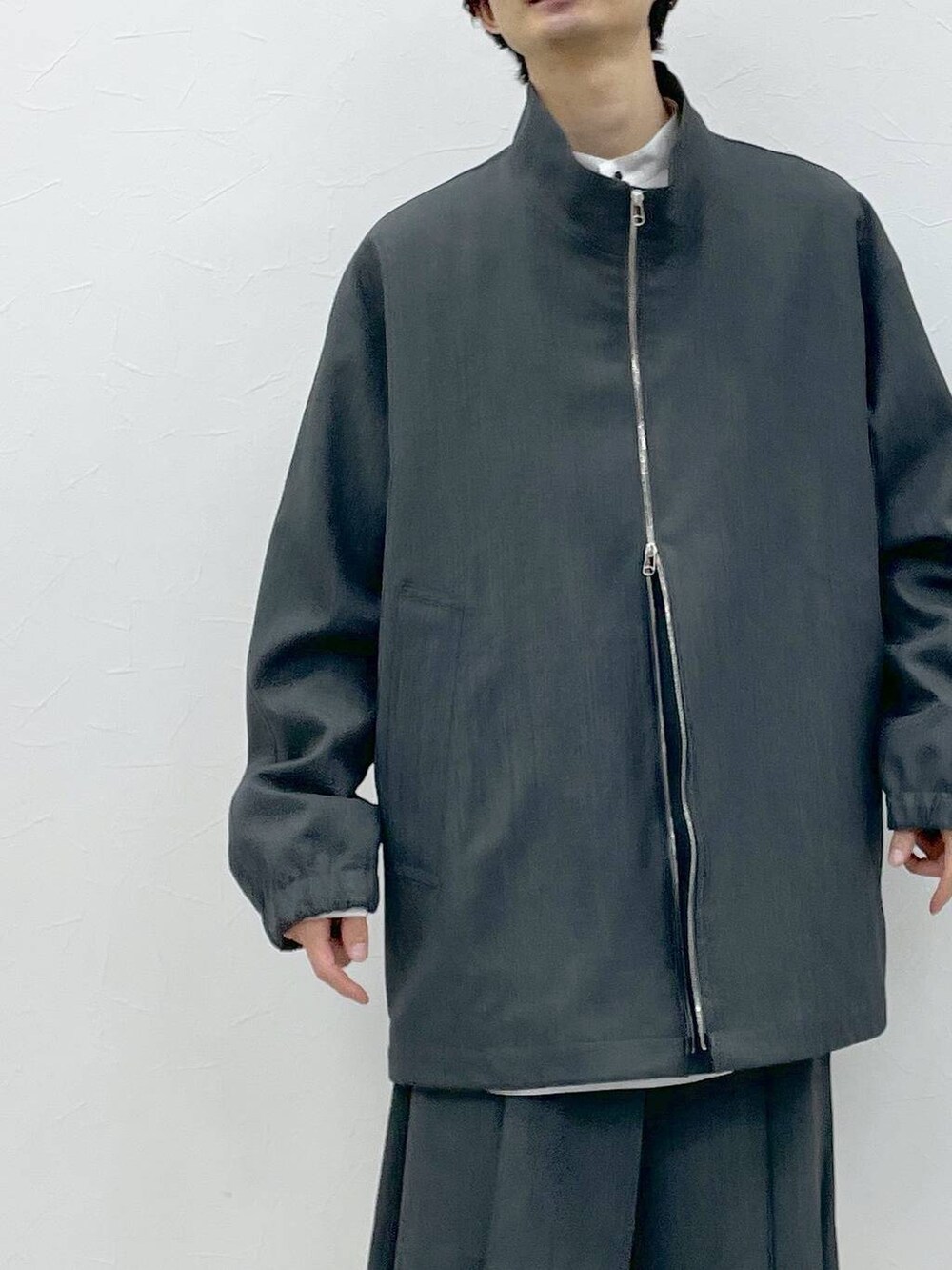 ホワイト系のシャツ/ブラウス、グレー系のブルゾン、グレー系のその他パンツを着用したメンズの冬コーディネートの3枚目の写真