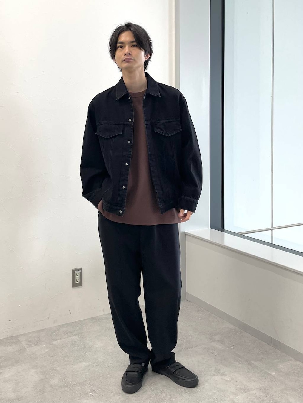 ブラウン系のTシャツ/カットソー、ブラック系のデニムパンツ、ブラック系のデニムジャケットを着用したメンズの冬コーディネートの2枚目の写真