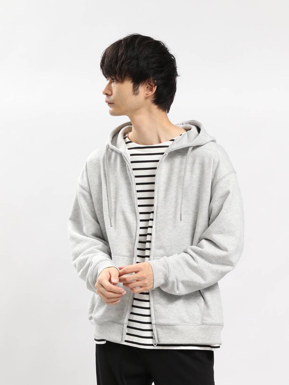 グレー系のショルダーバッグ、ブラック系のその他パンツ、グレー系のパーカーを着用したメンズの春コーディネートの4枚目の写真