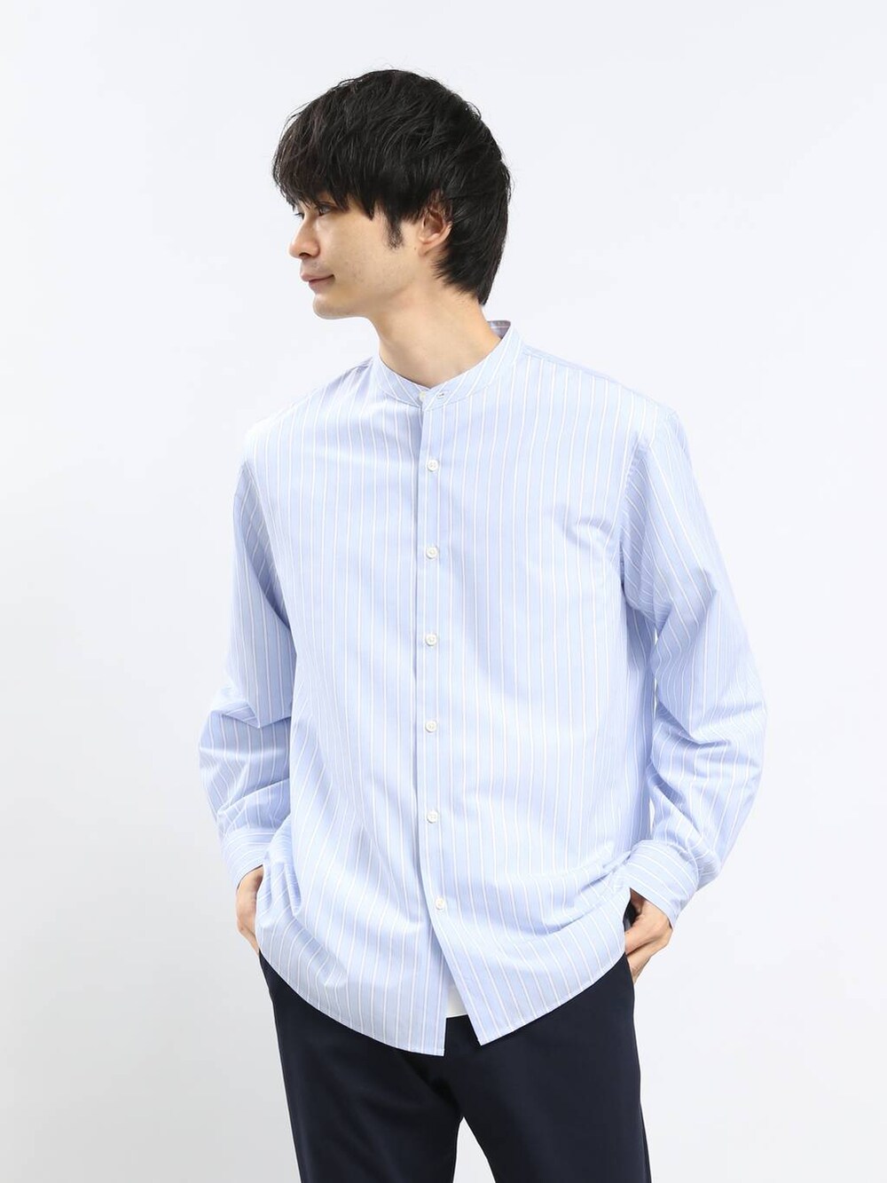 ブルー系のその他パンツ、ブルー系のステンカラーコート、ブルー系のシャツ/ブラウスを着用したメンズの冬コーディネートの6枚目の写真