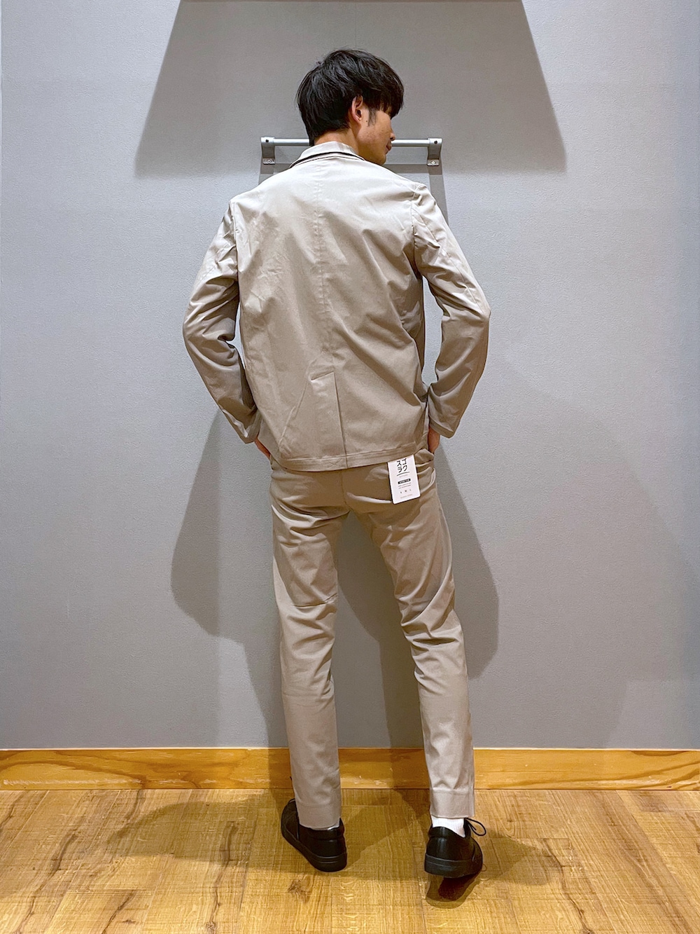ベージュ系のテーラードジャケット、ベージュ系のその他パンツ、ブラック系のスニーカーを着用したメンズの春コーディネートの3枚目の写真
