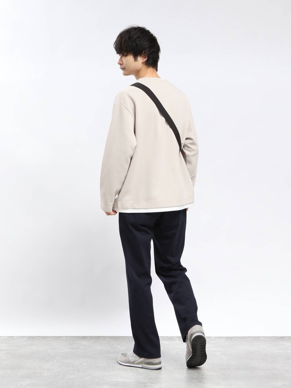 ブルー系のその他パンツ、ブラック系のショルダーバッグ、ベージュ系のTシャツ/カットソーを着用したメンズの春コーディネートの3枚目の写真