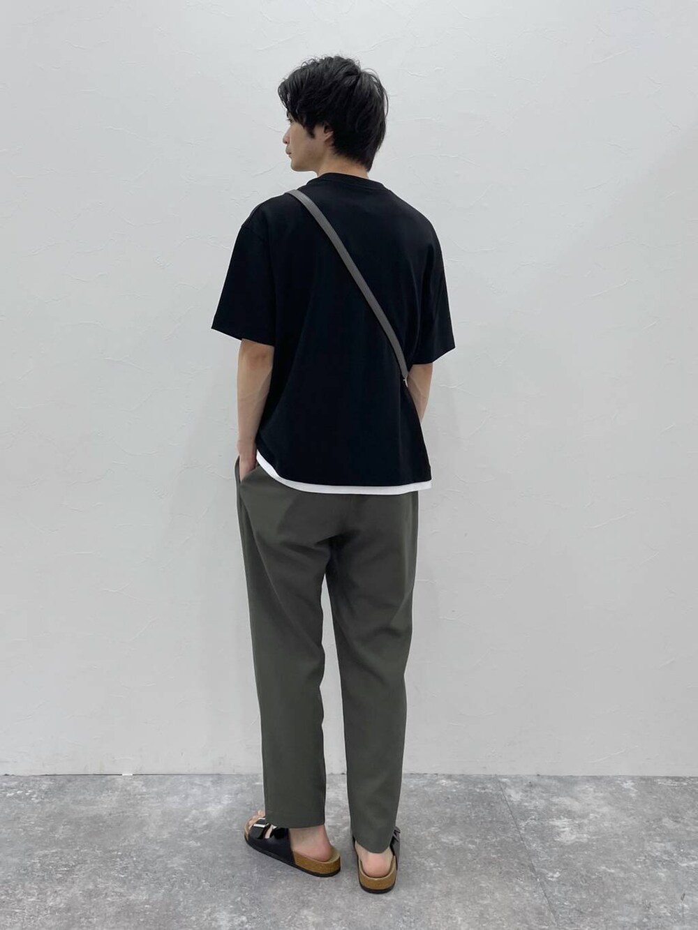 グレー系のその他パンツ、ブラック系のTシャツ/カットソー、グレー系のショルダーバッグを着用したメンズの夏コーディネートの2枚目の写真