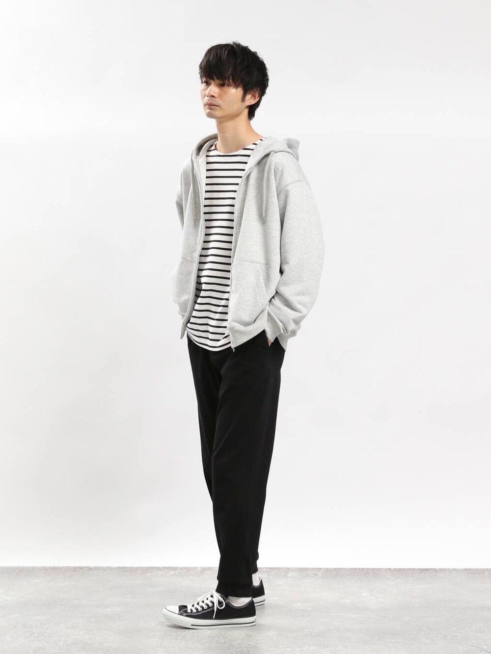 グレー系のショルダーバッグ、ブラック系のその他パンツ、グレー系のパーカーを着用したメンズの春コーディネートの3枚目の写真