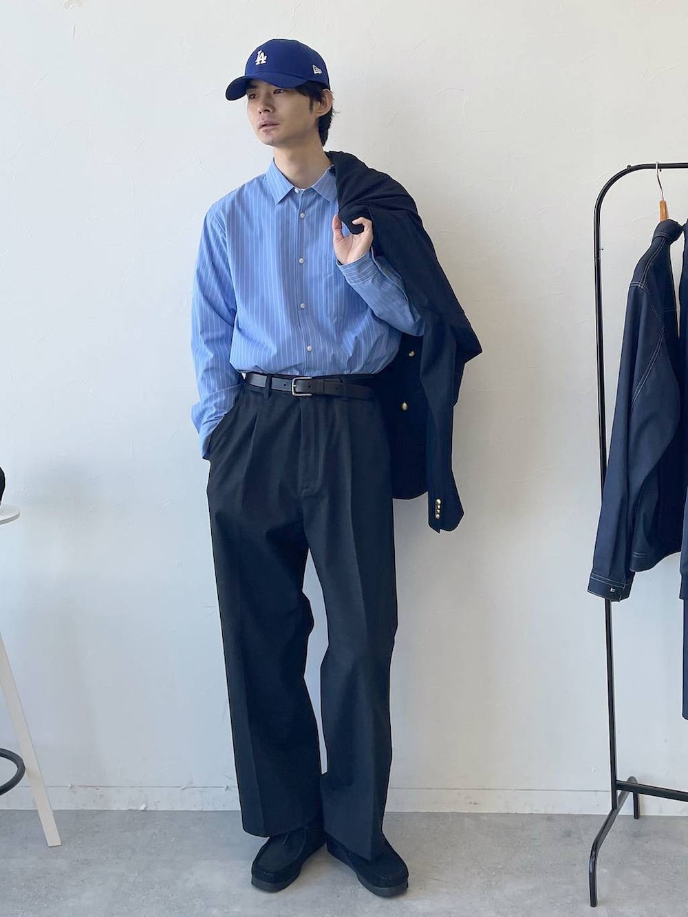 ブルー系のテーラードジャケット、ブラック系のモカシン/デッキシューズ、ブルー系のシャツ/ブラウスを着用したメンズの冬コーディネートの3枚目の写真