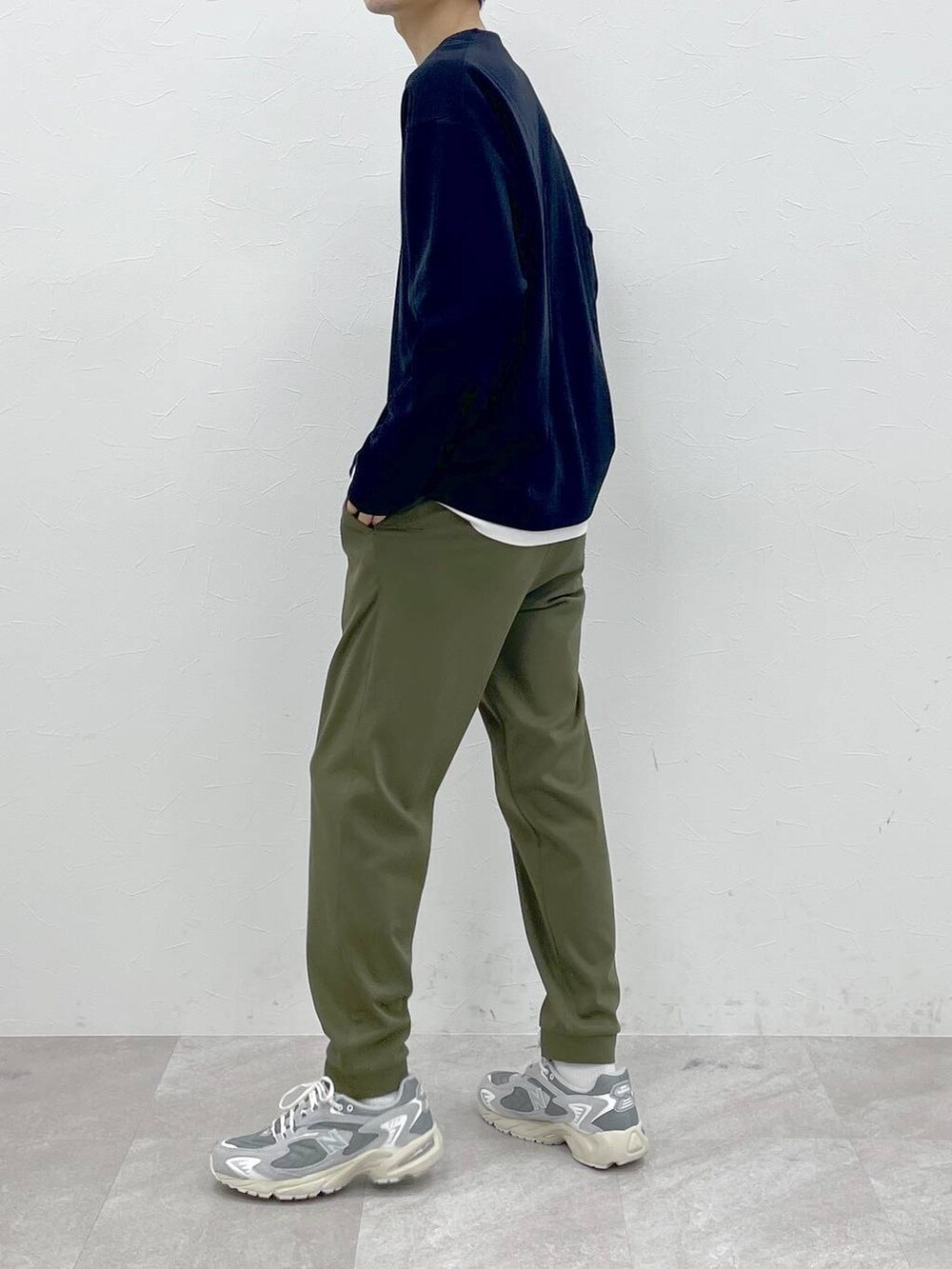 グリーン系のその他パンツ、ブラック系のTシャツ/カットソーを着用したメンズの春コーディネートの2枚目の写真