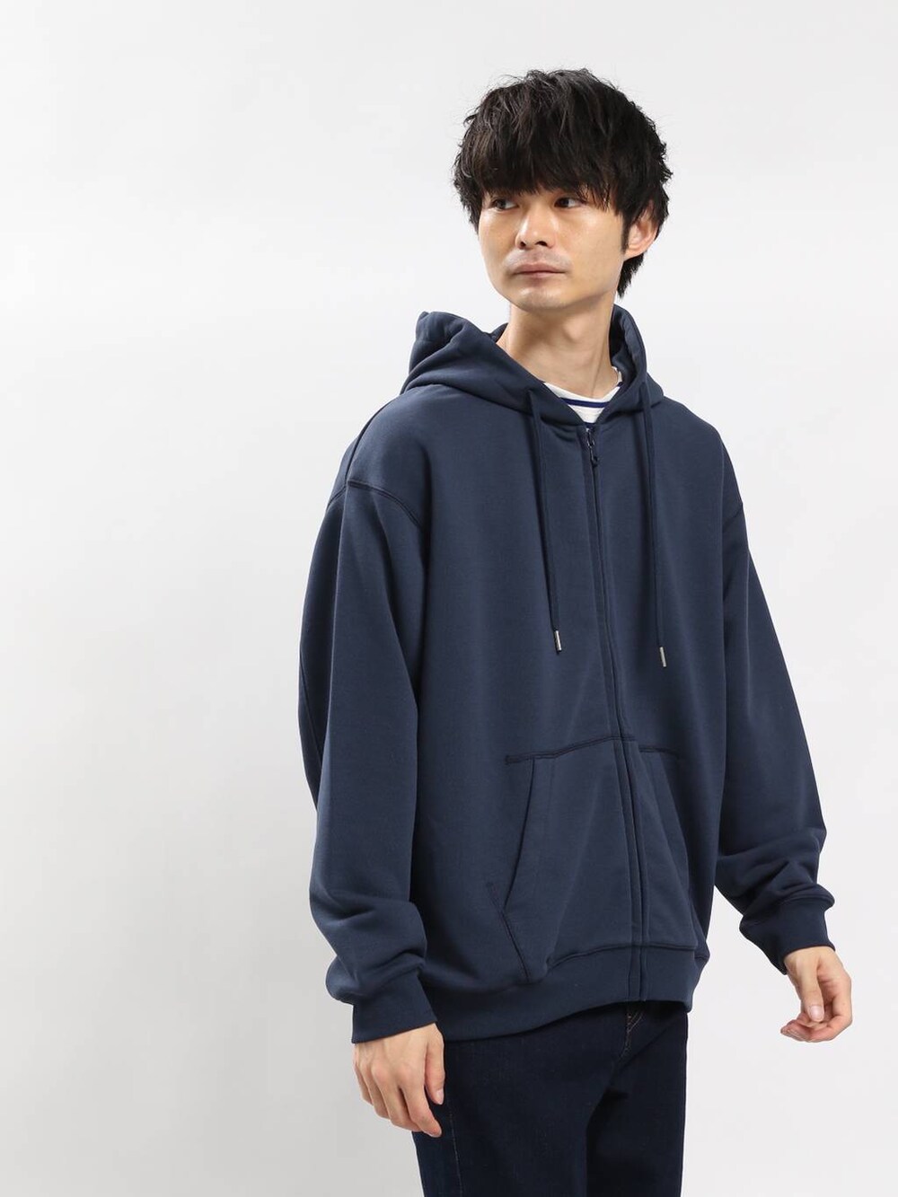 ブルー系のデニムパンツ、ブルー系のパーカー、ブルー系のTシャツ/カットソーを着用したメンズの冬コーディネートの6枚目の写真