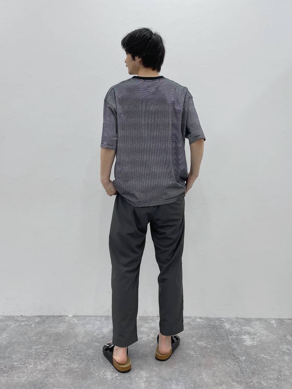 グレー系のその他パンツ、ブラック系のTシャツ/カットソーを着用したメンズの夏コーディネートの2枚目の写真