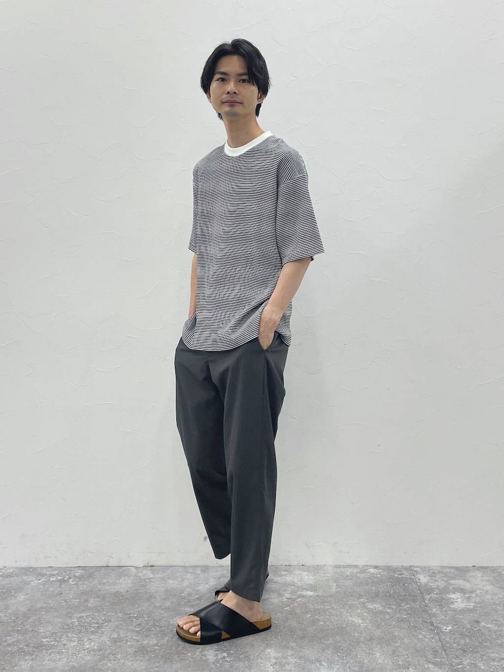 グレー系のその他パンツ、グレー系のTシャツ/カットソーを着用したメンズの夏コーディネートの2枚目の写真
