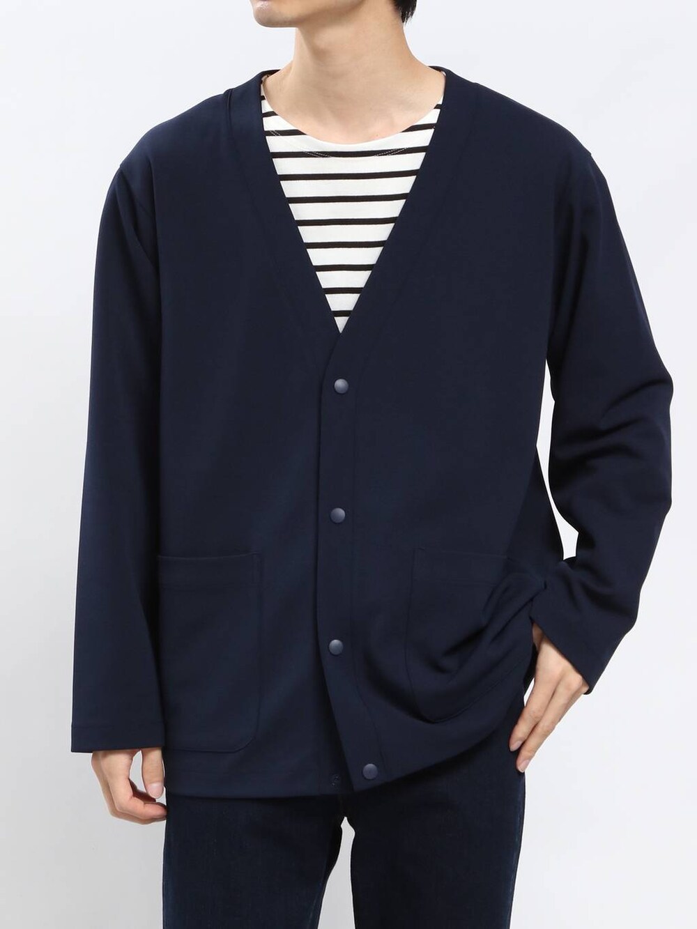 ブルー系のデニムパンツ、グレー系のTシャツ/カットソー、ブルー系のカーディガン/ボレロを着用したメンズの春コーディネートの5枚目の写真