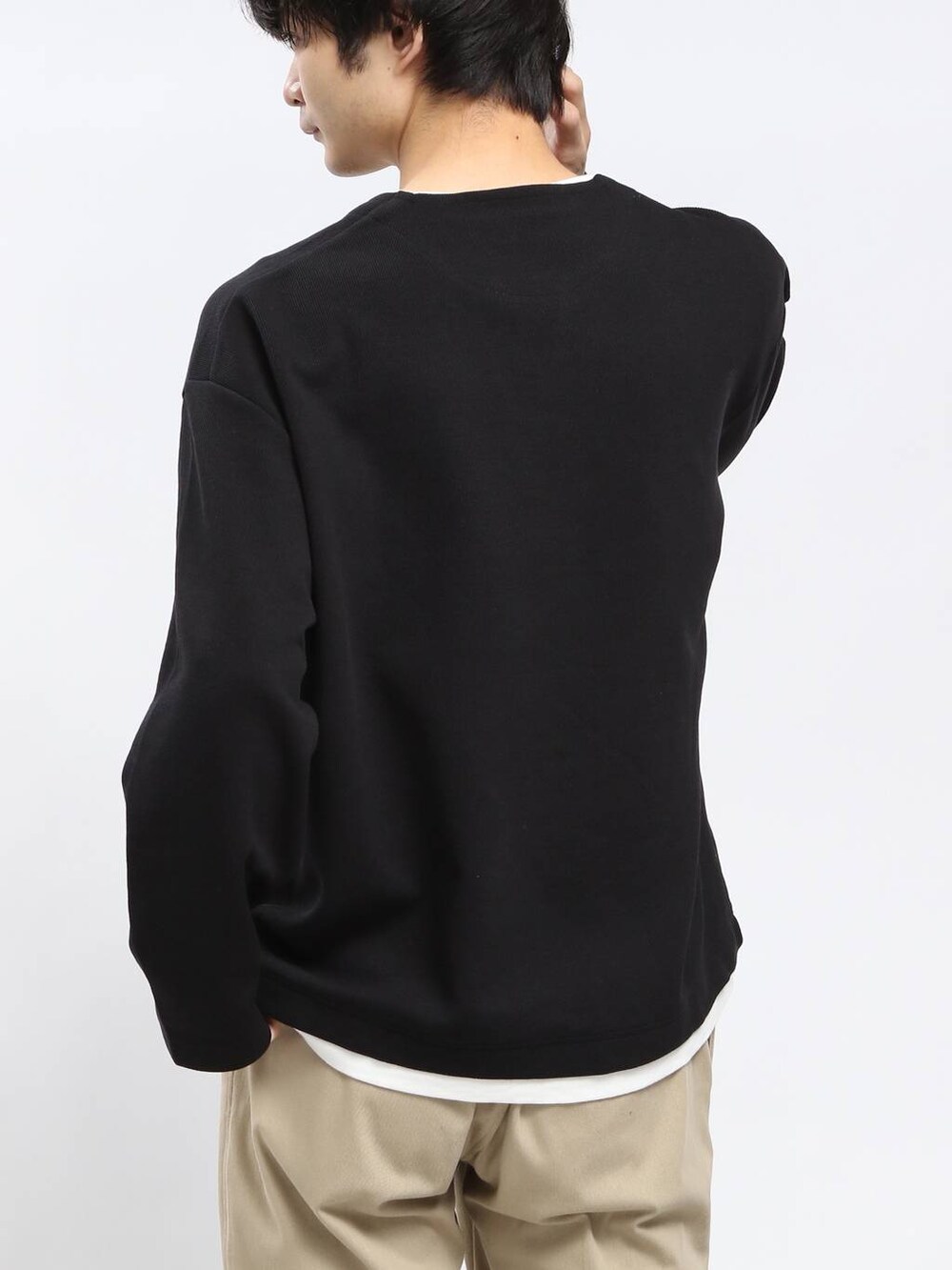 ベージュ系のその他パンツ、ブラック系のショルダーバッグ、ブラック系のTシャツ/カットソーを着用したメンズの春コーディネートの4枚目の写真