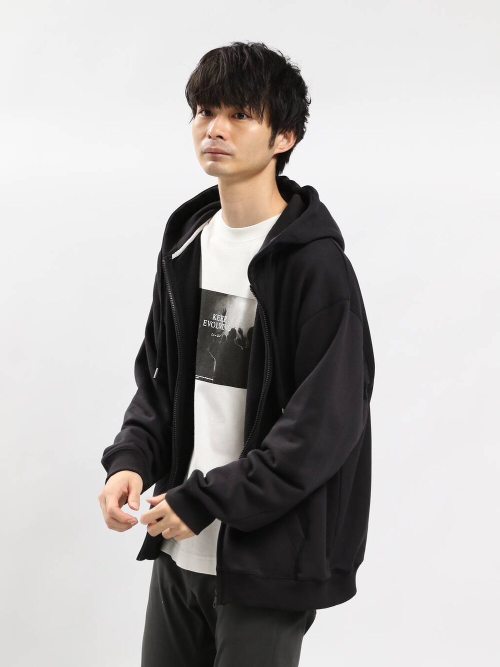 グレー系のその他パンツ、ホワイト系のTシャツ/カットソー、ブラック系のパーカーを着用したメンズの冬コーディネートの4枚目の写真