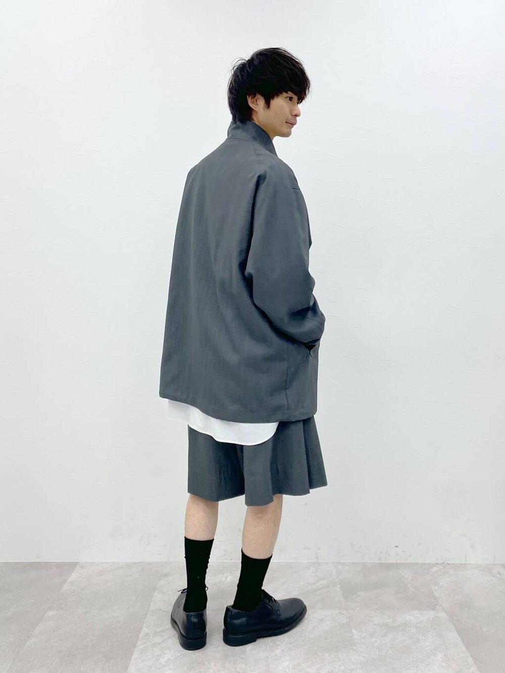 ホワイト系のシャツ/ブラウス、グレー系のブルゾン、グレー系のその他パンツを着用したメンズの冬コーディネートの2枚目の写真