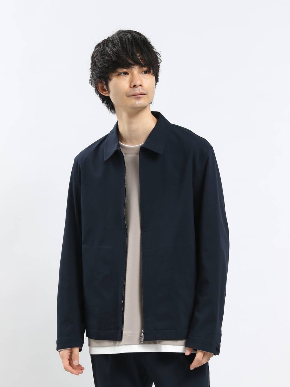 ベージュ系のTシャツ/カットソー、ブルー系のその他パンツ、ブルー系のブルゾンを着用したメンズの春コーディネートの3枚目の写真