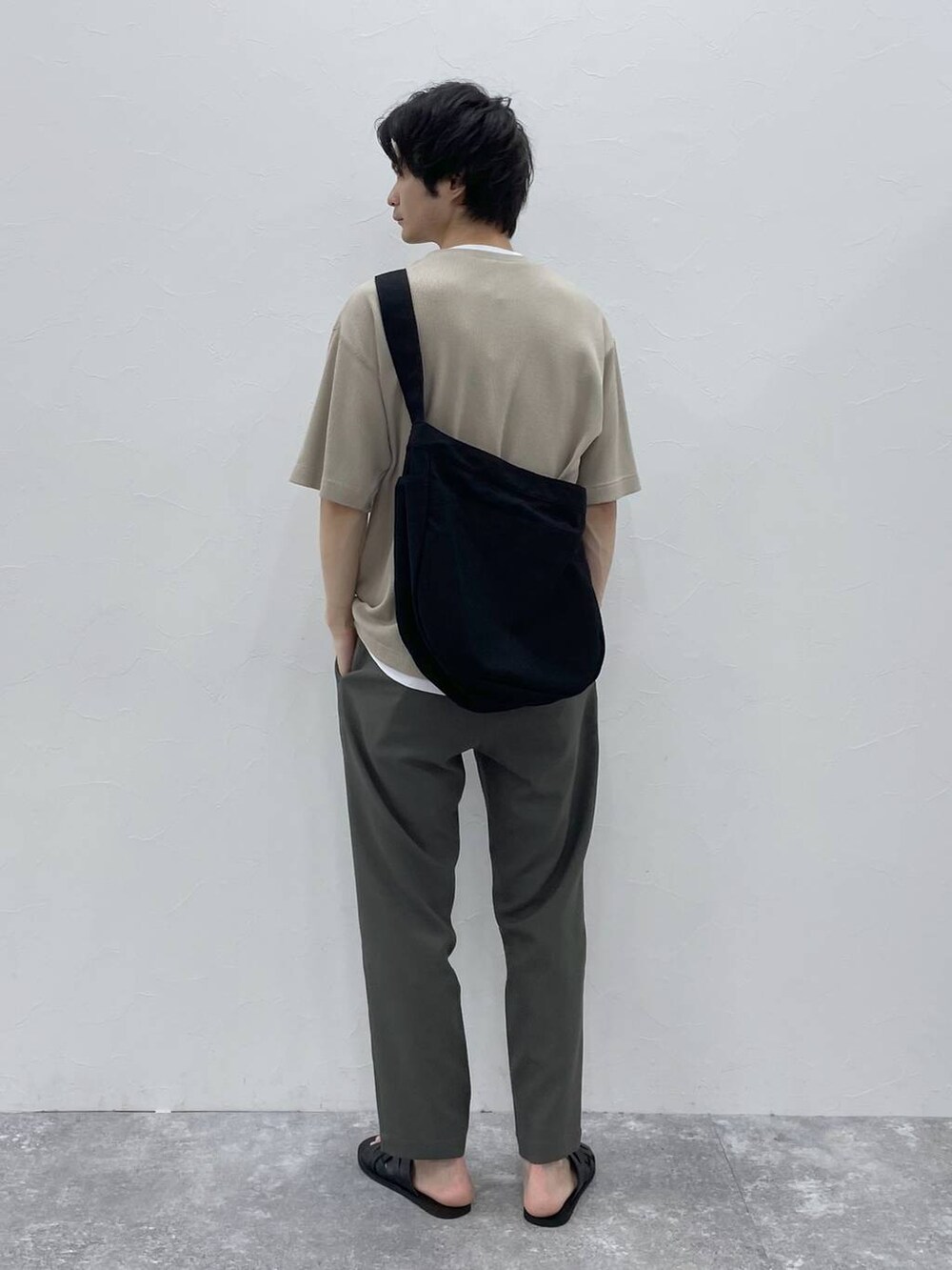 グレー系のその他パンツ、ベージュ系のTシャツ/カットソーを着用したメンズの夏コーディネートの2枚目の写真