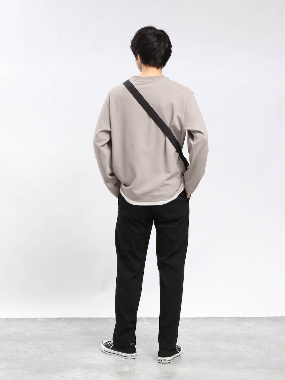 ブラック系のその他パンツ、ベージュ系のTシャツ/カットソー、ブラック系のクラッチバッグを着用したメンズの春コーディネートの2枚目の写真
